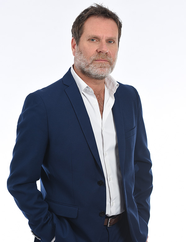 Mannelijk model met donkerblond haar en blauw-grijze ogen Tom Kl.
