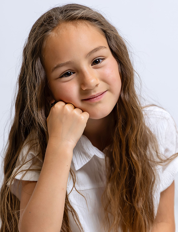 Kinderlijk model met bruin haar Yara.
