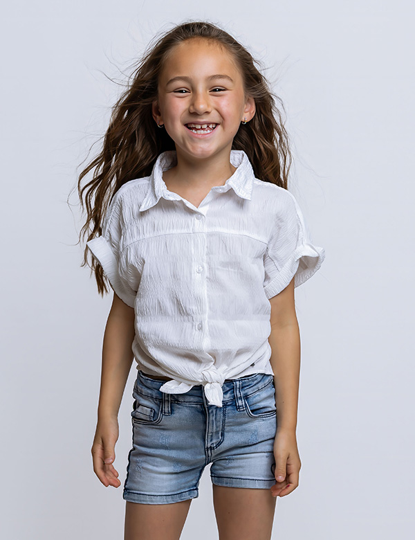 Kinderlijk model met bruin haar Yara.