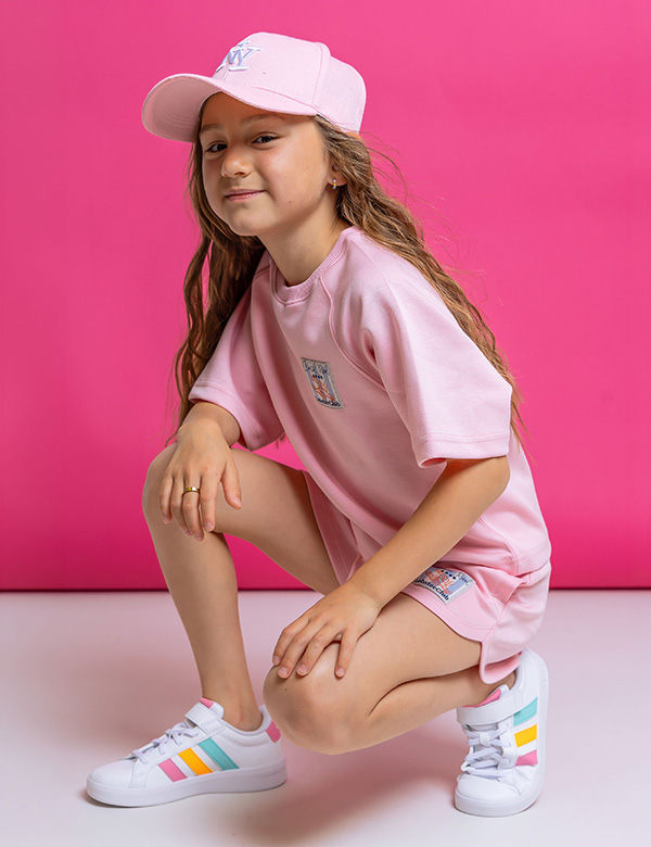 Kinderlijk model met bruin haar Yara.