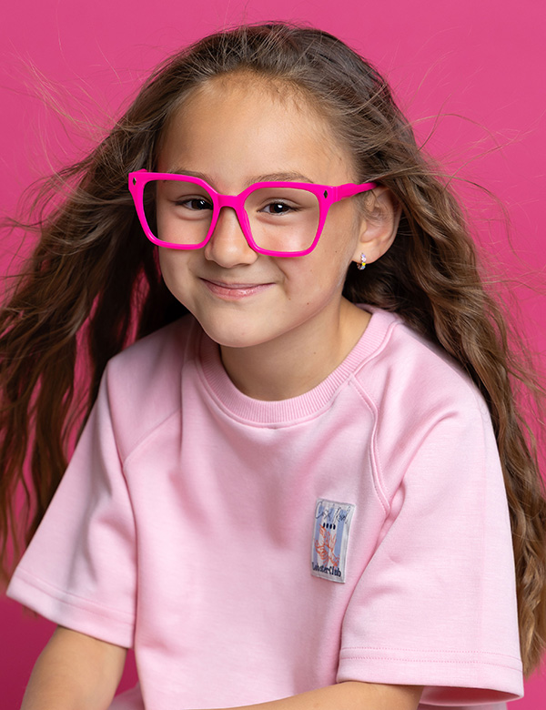 Kinderlijk model met bruin haar Yara.