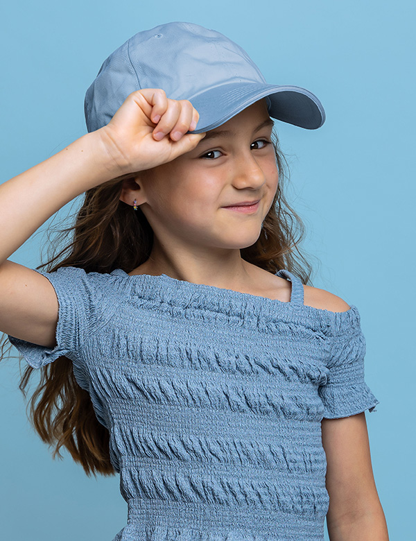 Kinderlijk model met bruin haar Yara.