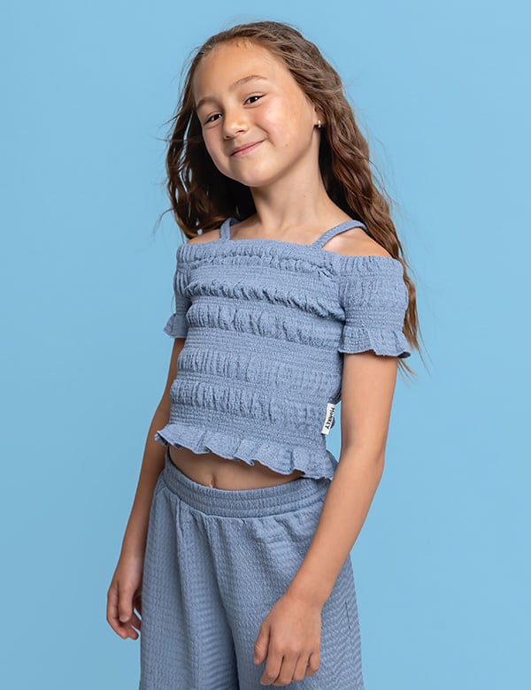 Kinderlijk model met bruin haar Yara.