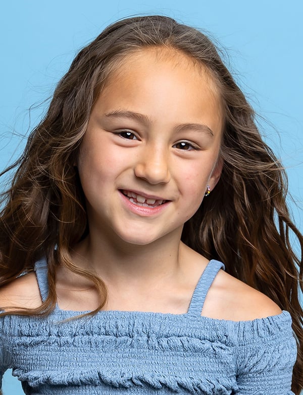 Kinderlijk model met bruin haar yara.
