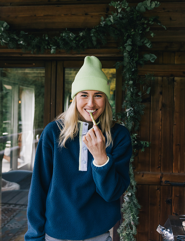 Vrouwelijk model met blond haar Aminata