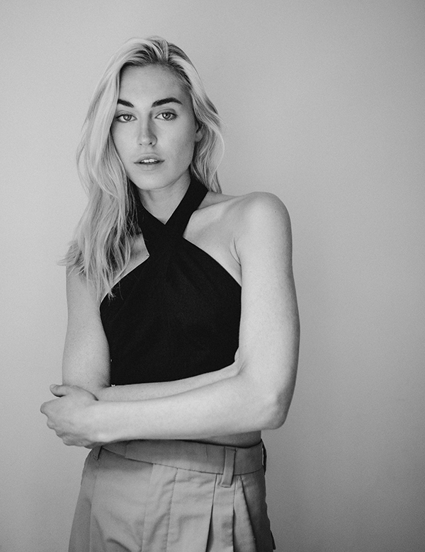 Vrouwelijk model met blond haar Aminata