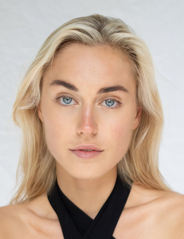Vrouwelijk model met blond haar Aminata