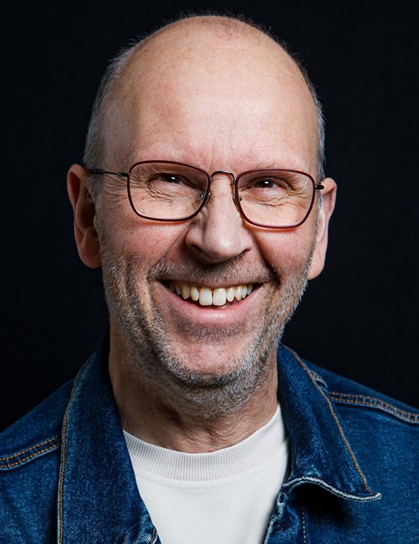 Mannelijk kaal model met groene ogen arie w.