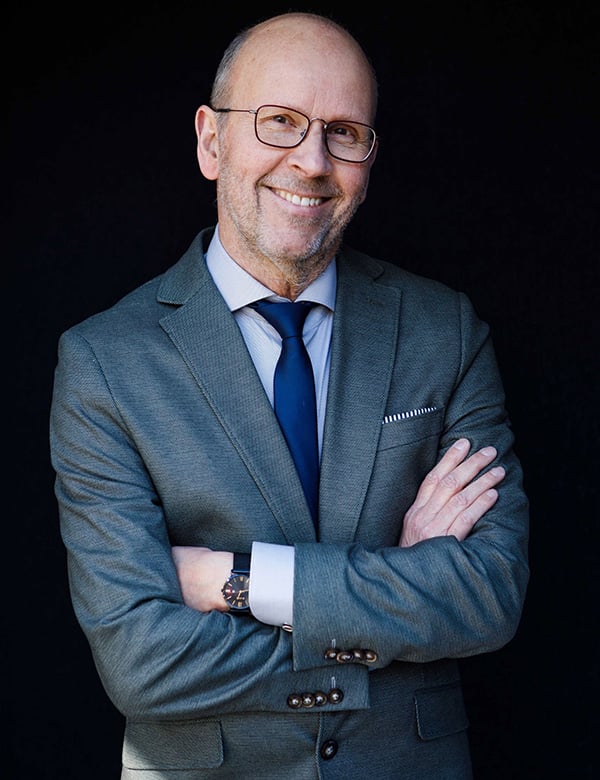 Mannelijk kaal model met groene ogen Arie W.