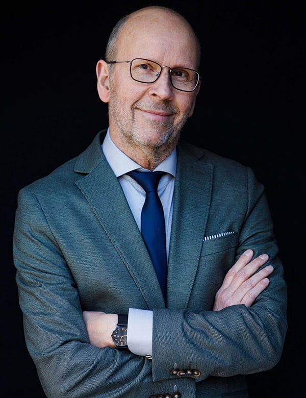 Mannelijk kaal model met groene ogen Arie W.