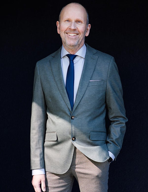 Mannelijk kaal model met groene ogen Arie W.