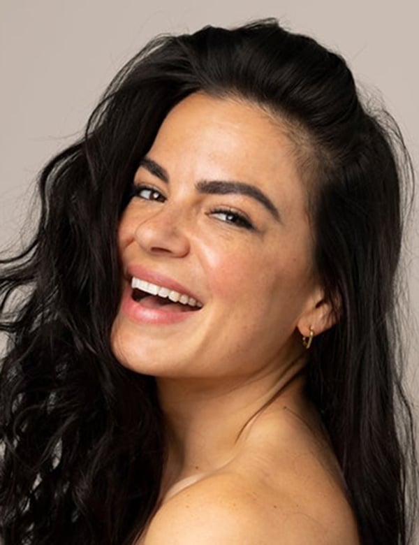 Vrouwelijk model met bruin haar en bruine ogen bibi e.