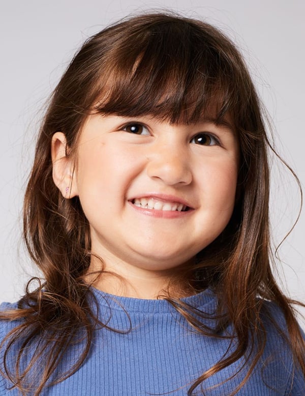 Kinderlijk model met lichtbruin haar en bruin-groene ogen eliza d.