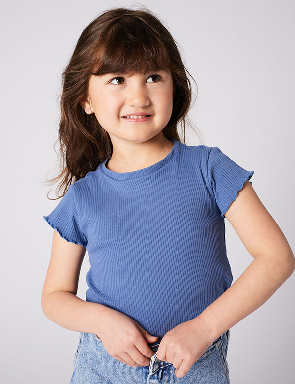 Kinderlijk model met lichtbruin haar en bruin-groene ogen Eliza D.