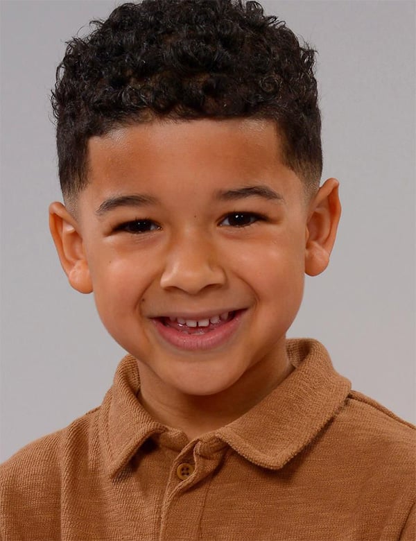 Kindermodel met donkerbruin haar josiah