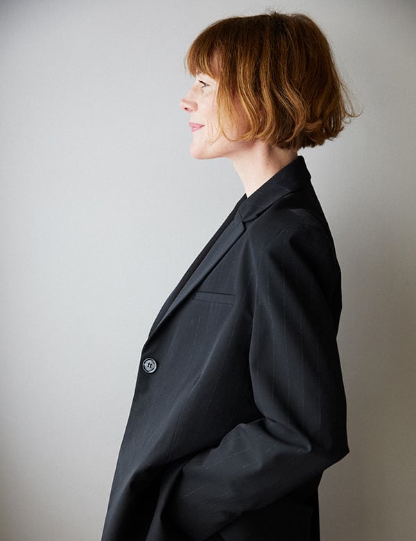 Vrouwelijk model met roodbruin haar en blauw-groene ogen Lin Hu.