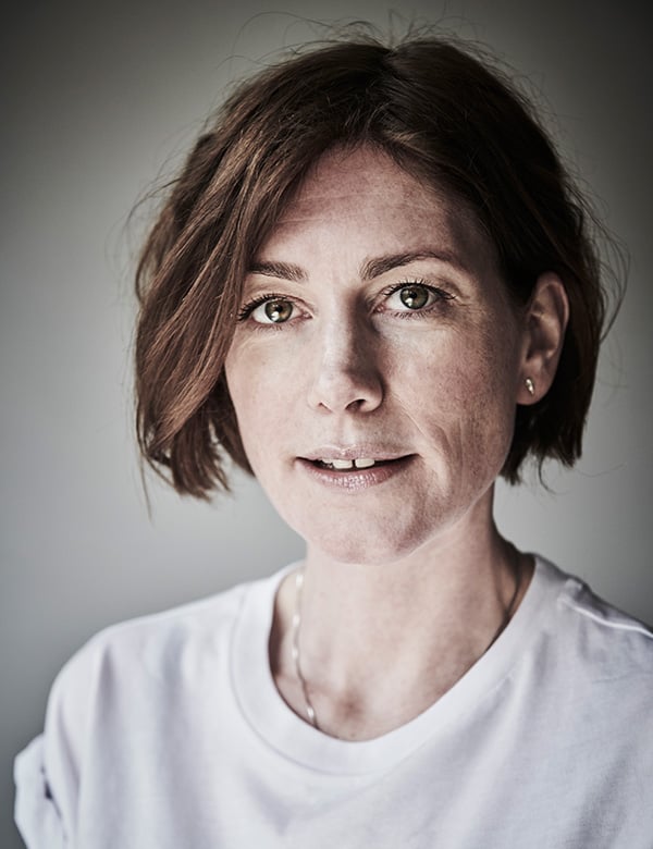 Vrouwelijk model met roodbruin haar en blauw-groene ogen Lin Hu.