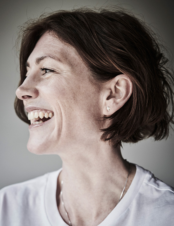 Vrouwelijk model met roodbruin haar en blauw-groene ogen Lin Hu.