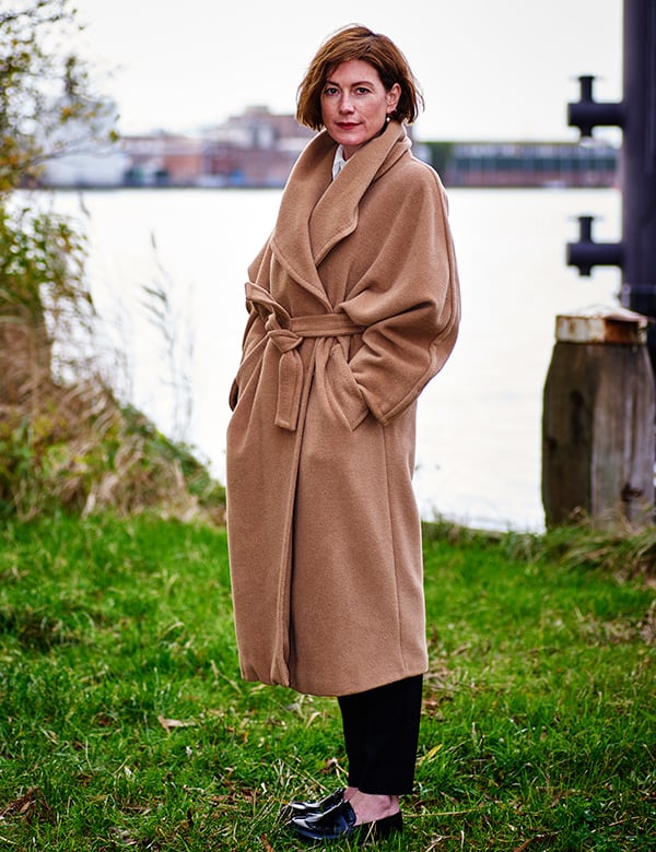 Vrouwelijk model met roodbruin haar en blauw-groene ogen Lin Hu.