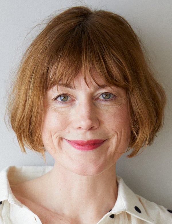 Vrouwelijk model met roodbruin haar en blauw-groene ogen lin hu.