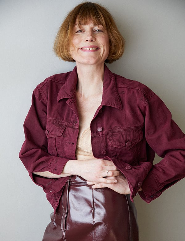 Vrouwelijk model met roodbruin haar en blauw-groene ogen Lin Hu.