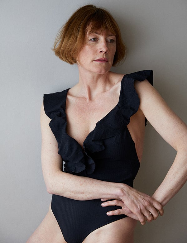 Vrouwelijk model met roodbruin haar en blauw-groene ogen Lin Hu.