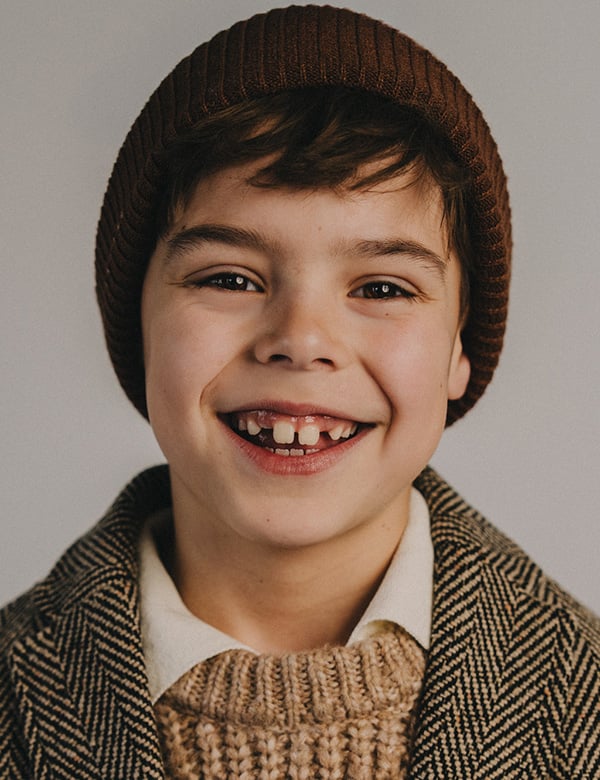 Jongens kindermodel met donker haar morris h.