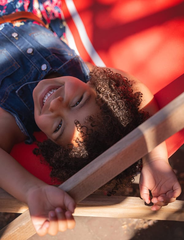 Kinderlijk model met donkerbruin kroes haar en bruine ogen Nadine Noor.