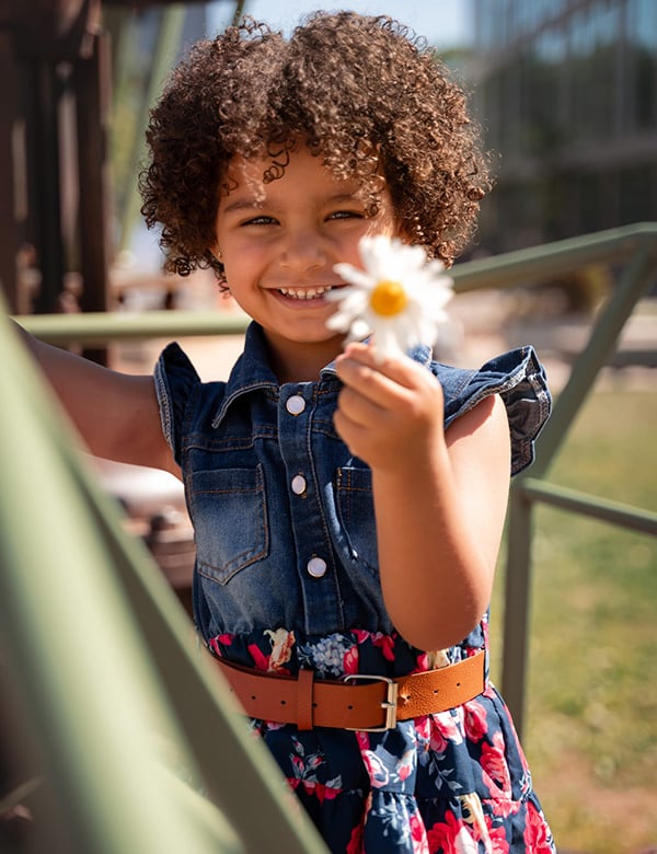 Kinderlijk model met donkerbruin kroes haar en bruine ogen Nadine Noor.