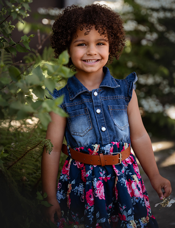 Kinderlijk model met donkerbruin kroes haar en bruine ogen Nadine Noor.