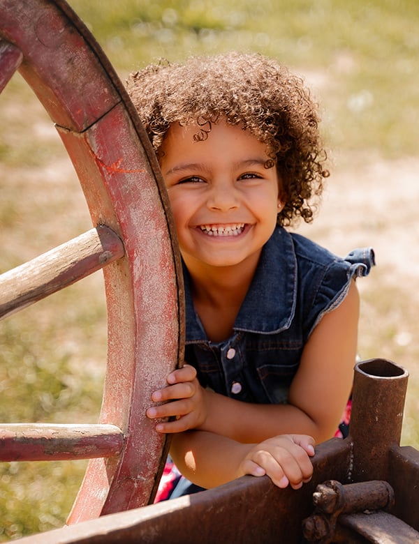 Kinderlijk model met donkerbruin kroes haar en bruine ogen Nadine Noor.