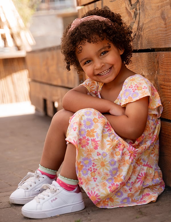 Kinderlijk model met donkerbruin kroes haar en bruine ogen Nadine Noor.