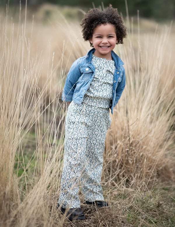Kinderlijk model met donkerbruin kroes haar en bruine ogen Nadine Noor.