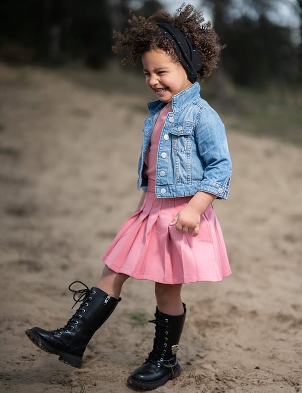 Kinderlijk model met donkerbruin kroes haar en bruine ogen Nadine Noor.