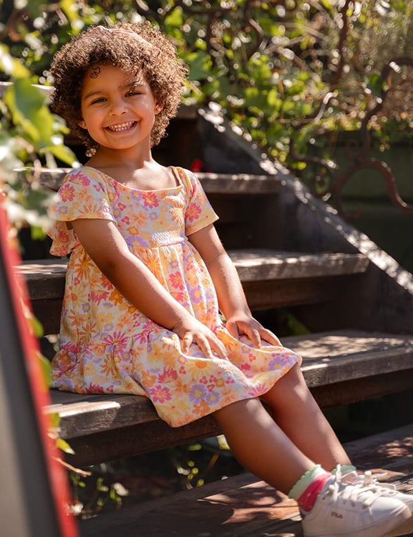 Kinderlijk model met donkerbruin kroes haar en bruine ogen Nadine Noor.