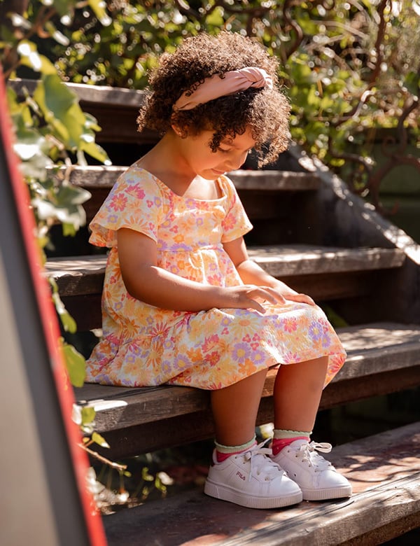Kinderlijk model met donkerbruin kroes haar en bruine ogen Nadine Noor.