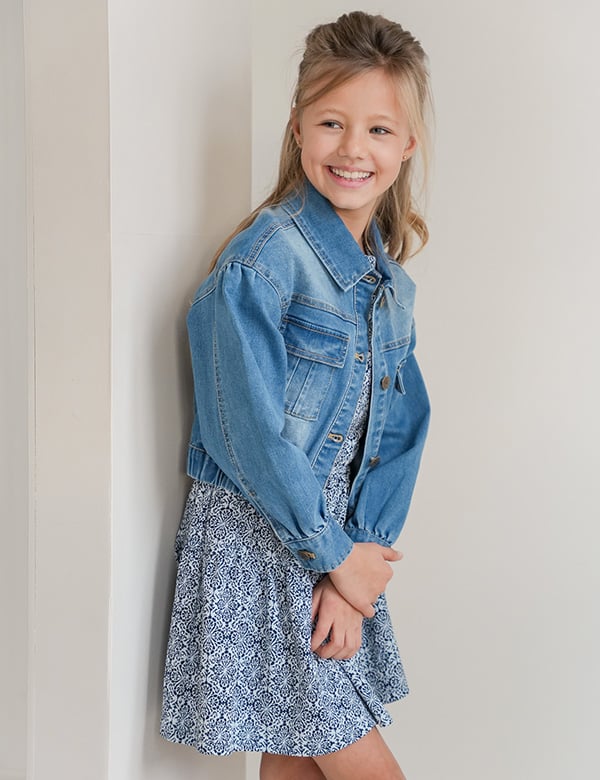 Kinderlijk model met donkerblond haar en blauwe ogen Nore.