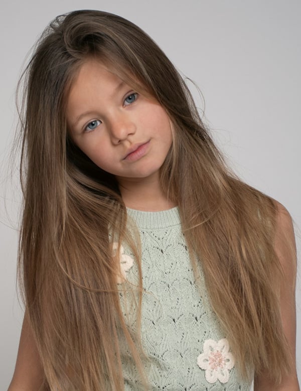 Kinderijk model met donkerblond haar en blauwe ogen Nore.