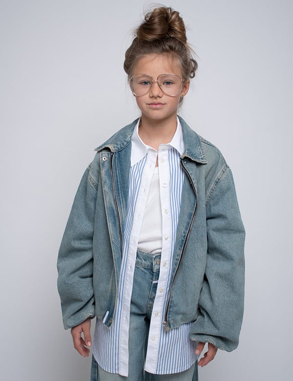 Kinderlijk model met donkerblond haar en blauwe ogen Nore.