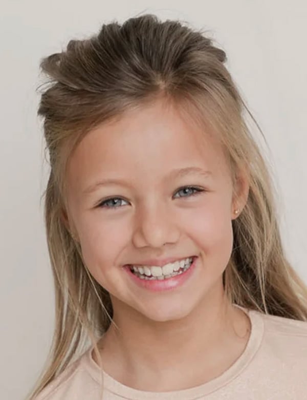 Kinderlijk model met donkerblond haar en blauwe ogen nore.