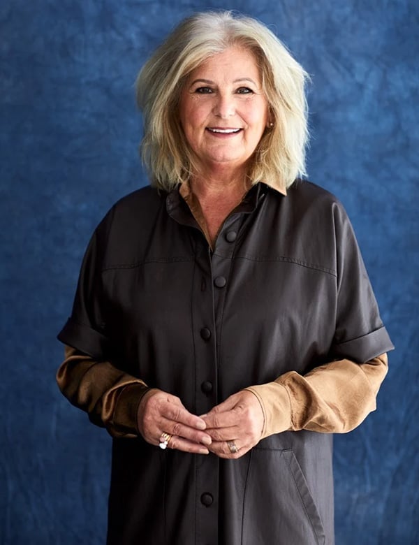 Vrouwelijk model met blond/grijs haar en bruine ogen Pauline.