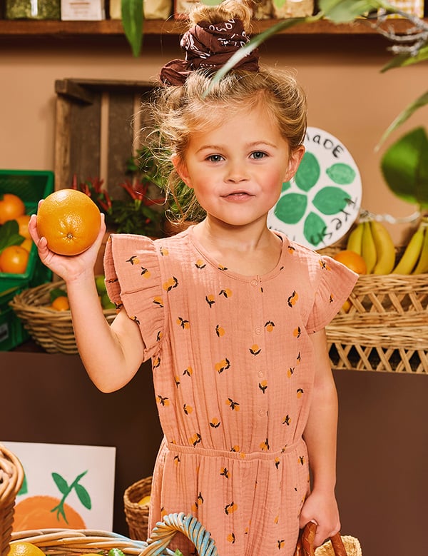Kinderlijk model met blond haar en blauwe ogen Sara Ri.