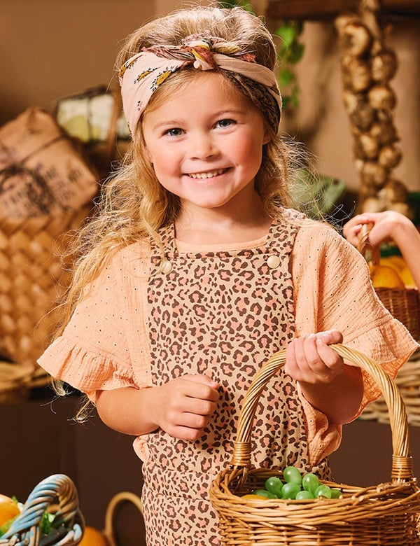 Kinderlijk model met blond haar en blauwe ogen Sara Ri.
