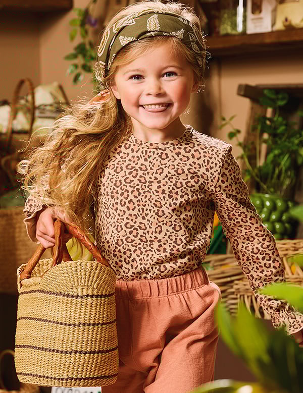 Kinderlijk model met blond haar en blauwe ogen Sara Ri.