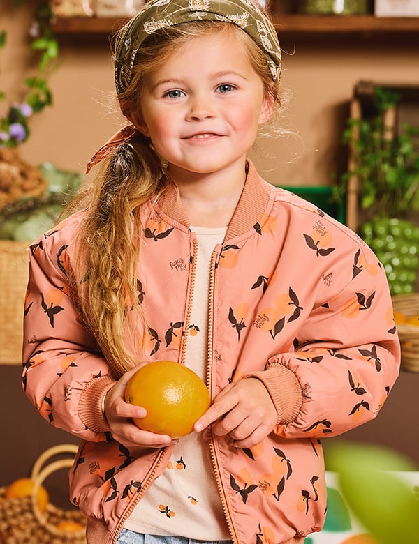 Kinderlijk model met blond haar en blauwe ogen Sara Ri.
