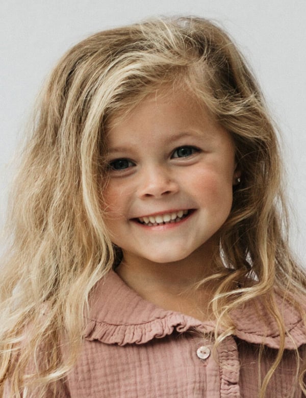 Kinderlijk model met blond haar en blauwe ogen sara ri.