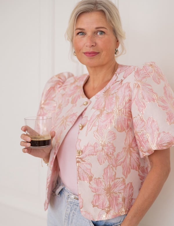 Vrouwelijk model met blond-grijs haar en blauwe ogen Simone P.