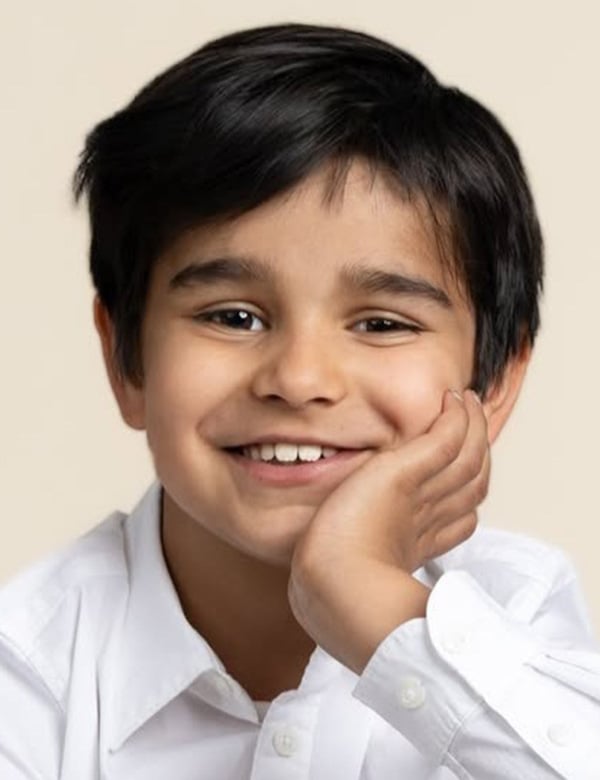 Kinderlijk model met bruin haar en bruine ogen stan t.