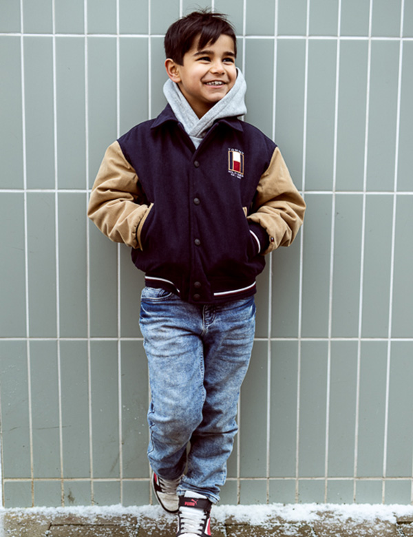 Kinderlijk model met bruin haar en bruine ogen Stan T.