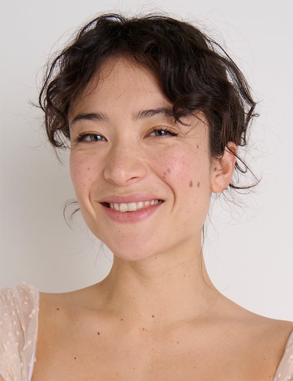 Vrouwelijk model met bruin haar tende